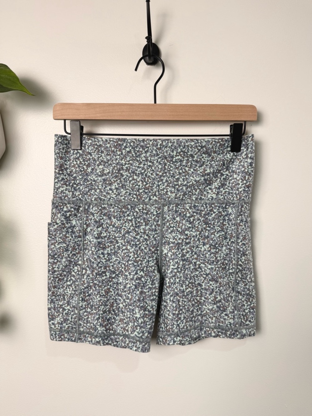 Athleta Salutation Stash 5" Short Size M Grey Multicolor Yoga Athleisure Active